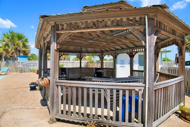 Foto del edificio - 554 E Beach Blvd