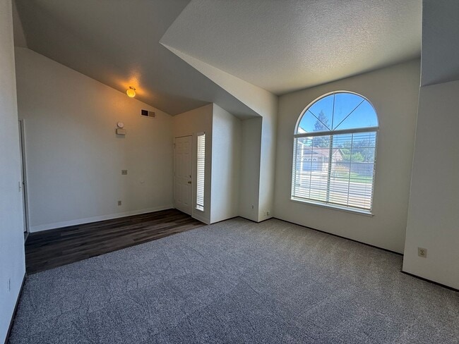 Building Photo - Spacious 4bed 2bath home in the Rio Linda/...