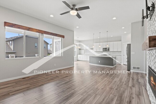 Foto del edificio - Elegant Ranch-Style Home with Main Floor Primary Bedroom with 3-Car Garage and Finished Basement ...