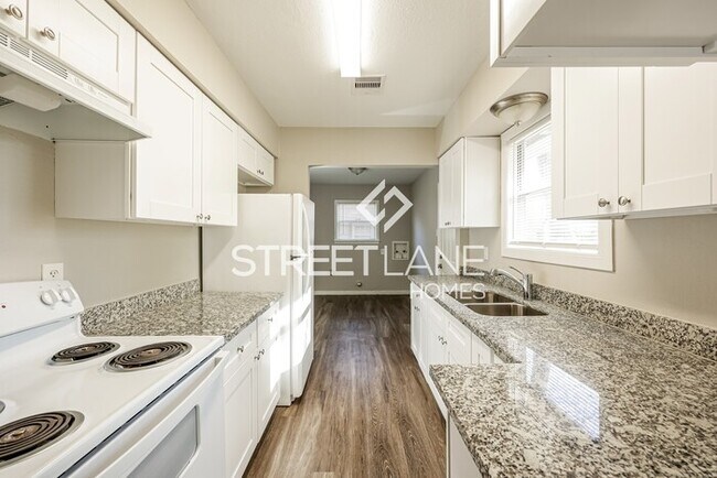 Building Photo - REDUCED PRICE! Charming 4 bedroom home in ...