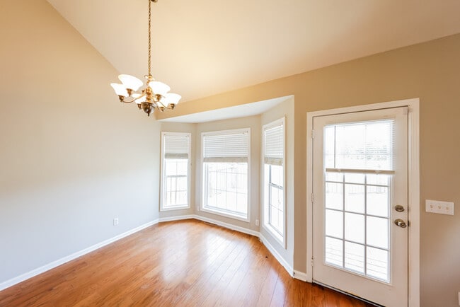 Building Photo - Stunning 3-Bedroom