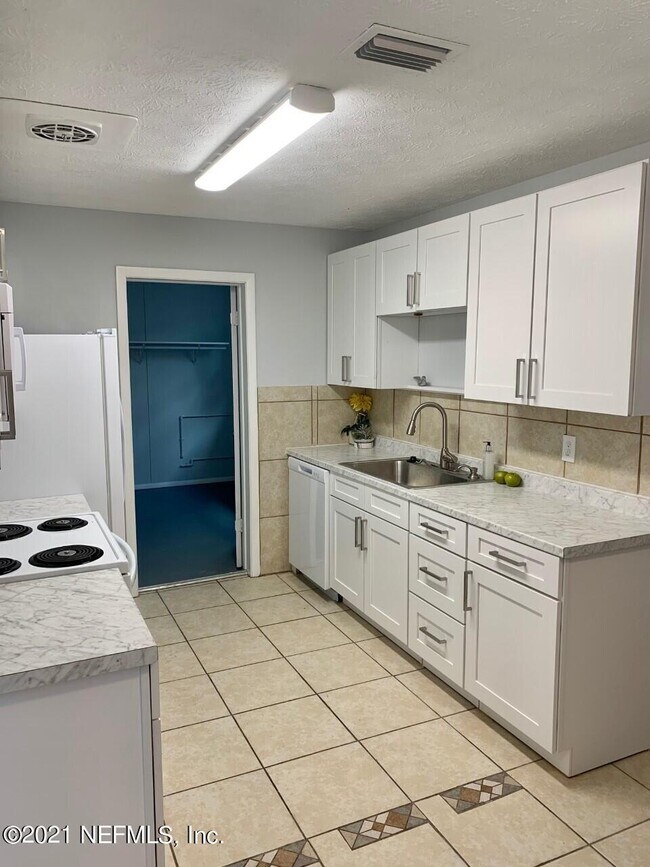 Building Photo - 8009 Arble Dr