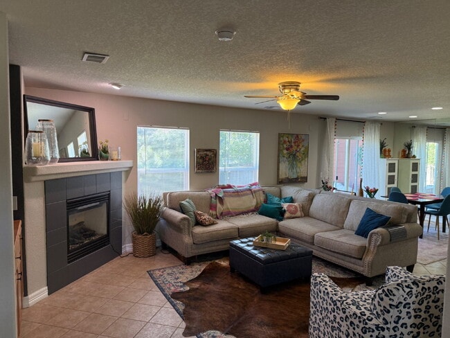 Building Photo - "Charming 3-Bedroom Duplex in Castle Rock"    Spacious 1806 Sq Ft, 2.5 Baths!  Available - 08-01-...