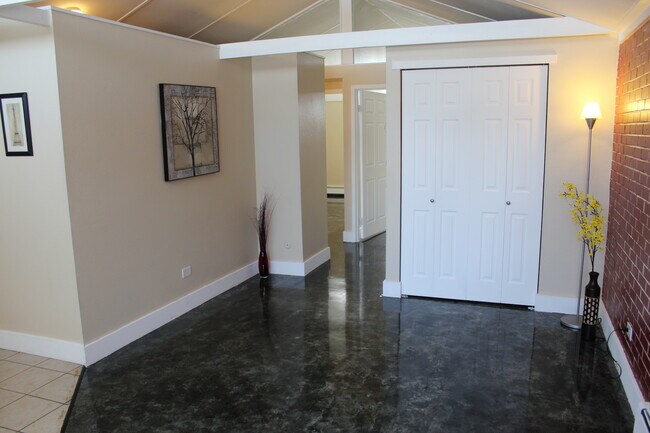 ¡Mucha luz natural gracias a los techos abovedados! - 1400 Julian St