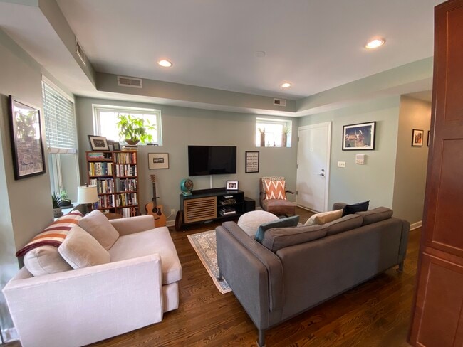 Living Room - 5619 N Wayne Ave