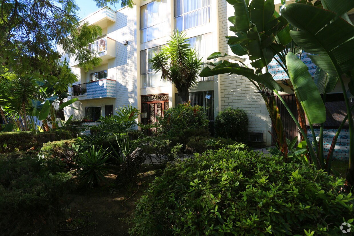 Foto del exterior - 735 N Sweetzer Ave