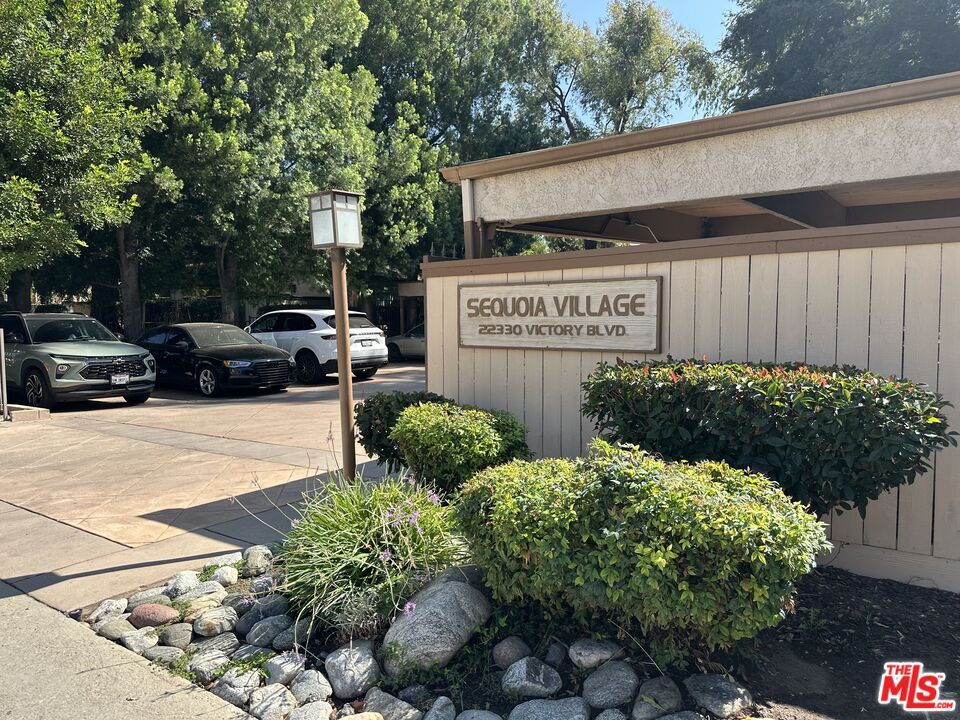 Foto principal - 22330 Victory Blvd