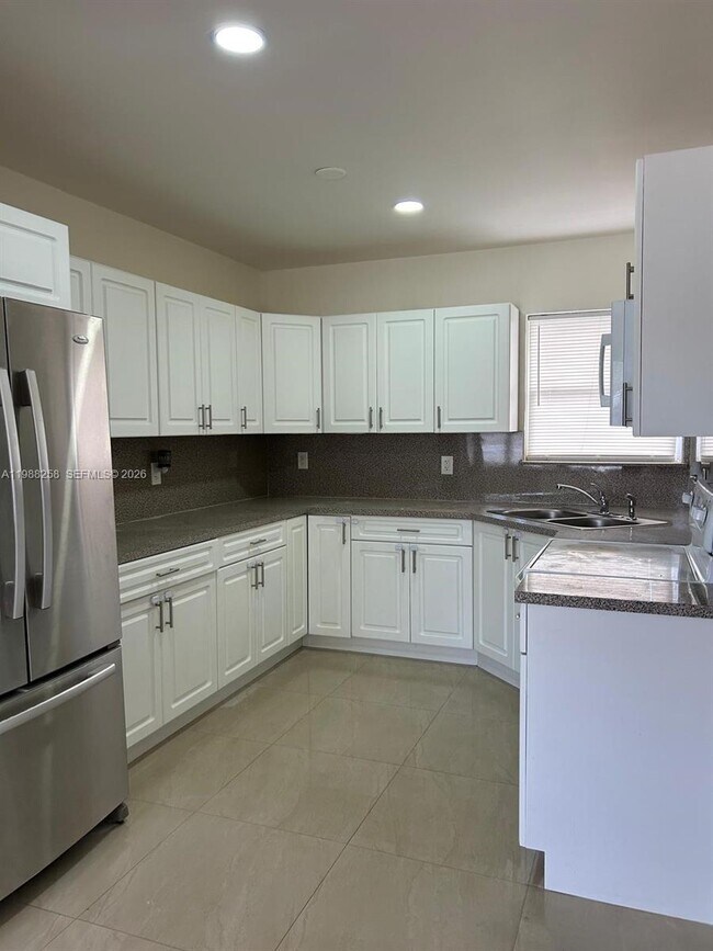 Foto del edificio - 3310 NW 171st St