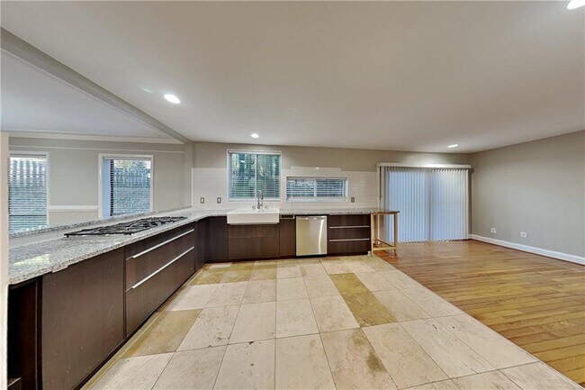 Building Photo - 355 Elbe Dr