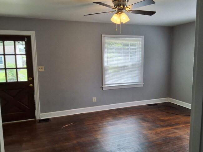 Foto del edificio - 320 Meadow Ln
