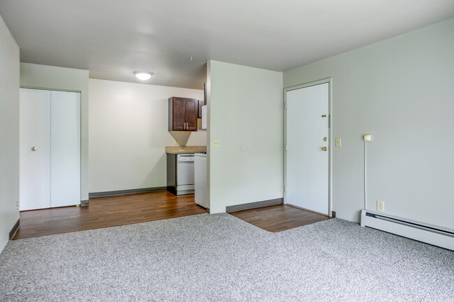 Entry/Dining - Richmond Hills Apartments
