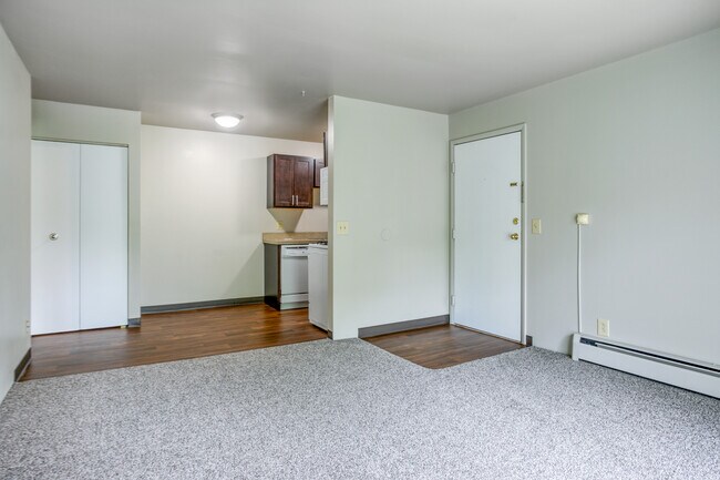 Entry/Dining - Richmond Hills Apartments