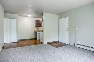 Entry/Dining - Richmond Hills Apartments