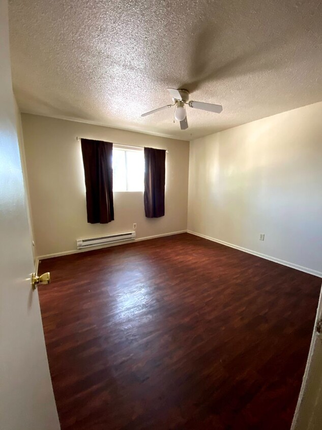 Primary Photo - 2 bedroom, 1 bathroom Apartment - Maverick...