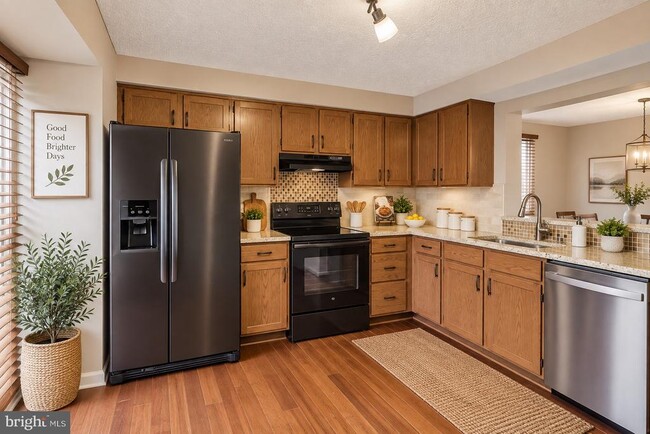 Building Photo - 6121 Cedar Wood Dr
