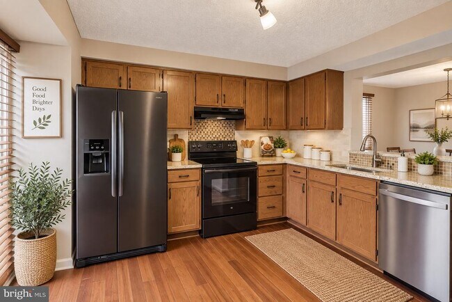 Foto del edificio - 6121 Cedar Wood Dr