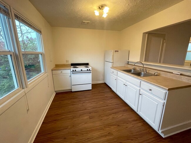 Building Photo - Cozy Woodlawn Studio with Full Kitchen
