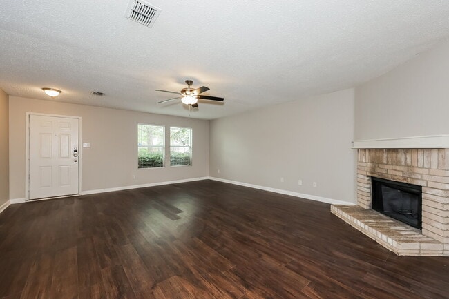 Foto del edificio - 8412 Seven Oaks Ln