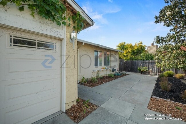 Building Photo - 112 Sunflower Ct
