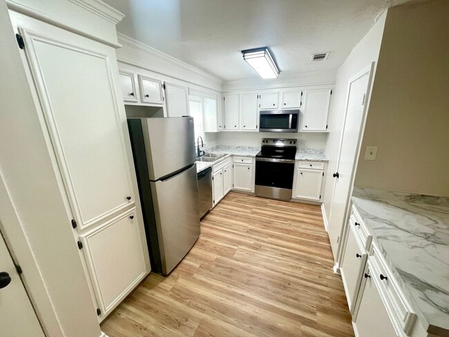 Foto del edificio - 1 Bedroom/1 Bath Duplex Unit Available for Rent in Brandon!