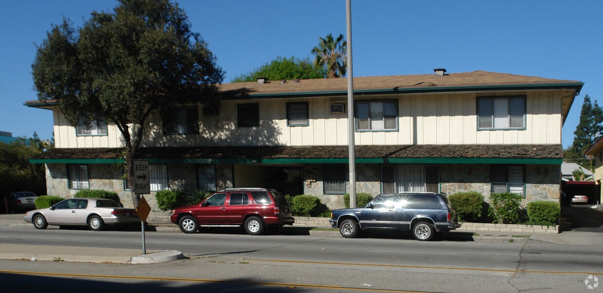 Building Photo - 389 N Los Robles