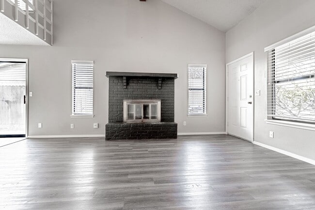 Building Photo - Newly Renovated Duplex! Rare!