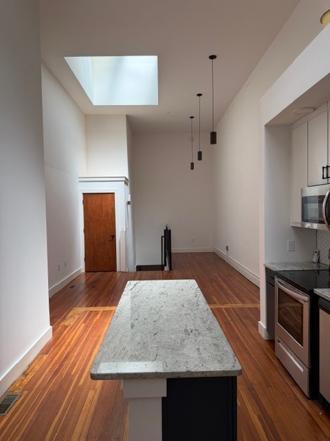 Cocina y sala de estar - 210 E Grace St