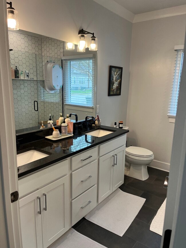 Double vanity bath - 1112 S Kelley St
