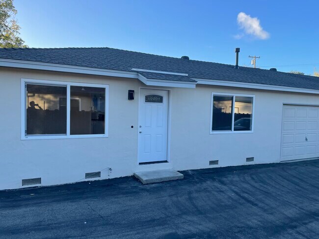Building Photo - 826 Lewis Ave