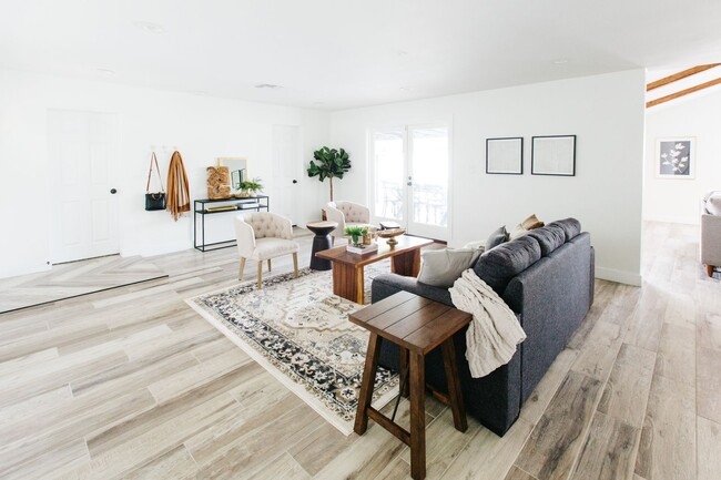 Foto del edificio - Stunning Remodel near Old Town!