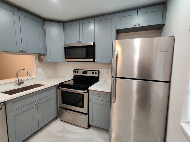 Foto del edificio - 8750 Royal Palm Blvd