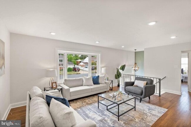 Building Photo - 4010 Mapleton Dr