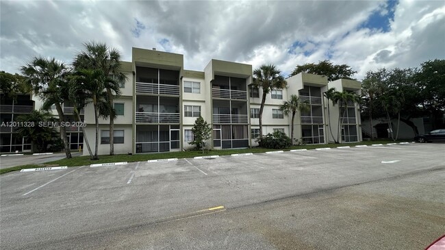 Foto del edificio - 4215 N University Dr