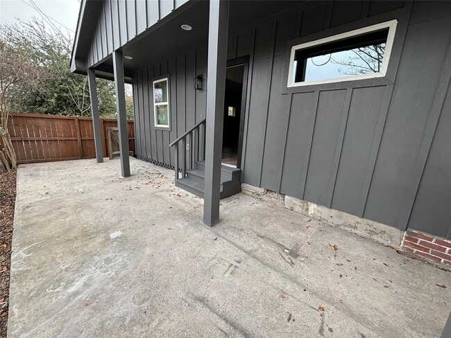 Building Photo - 430 N Hutcheson St