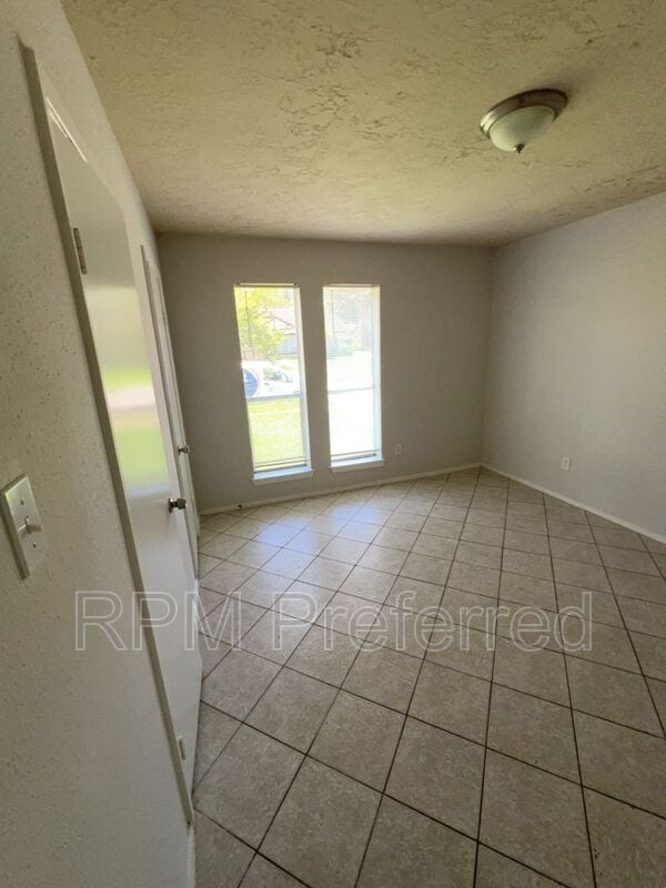 Building Photo - 2427 Autumn Springs Ln