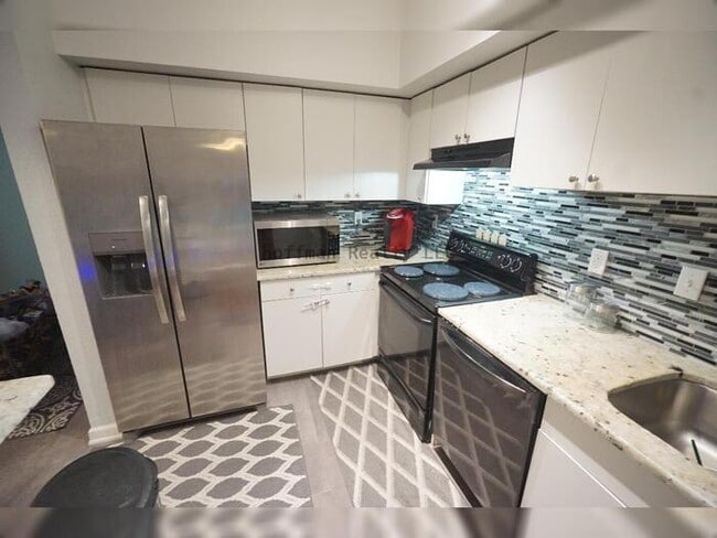 Building Photo - Experience the SoHo Lifestyle in the Heart...
