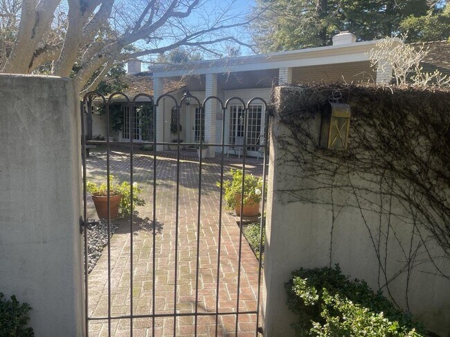 Foto del edificio - 9 Betty Ln