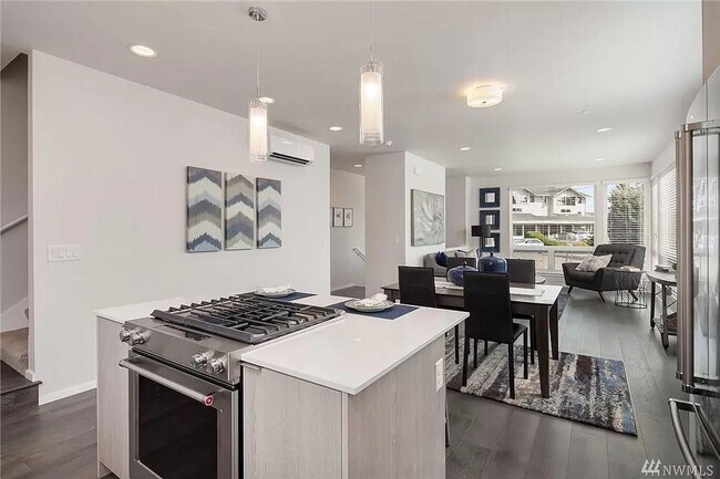 Foto del edificio - Spacious 4-Bed, 2.5-Bath Townhome with Mod...