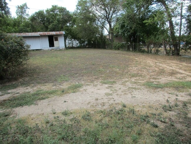 Building Photo - 2/1 Home Close to Key Avenue