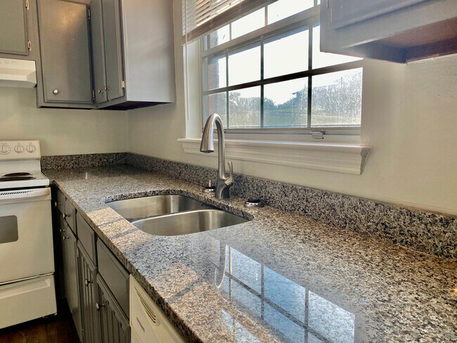 Building Photo - 3Bed/2Bath Duplexin Hixson w Attached Garage