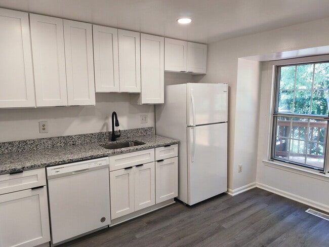 Building Photo - Spacious Alexandria Townhome in Convenient...