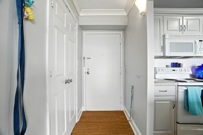 Building Photo - 3558 Shore Dr