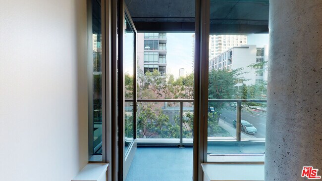 Foto del edificio - 1155 S Grand Ave