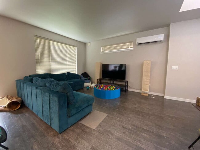 Building Photo - Modern 3-bedroom with Fully Fenced Yard