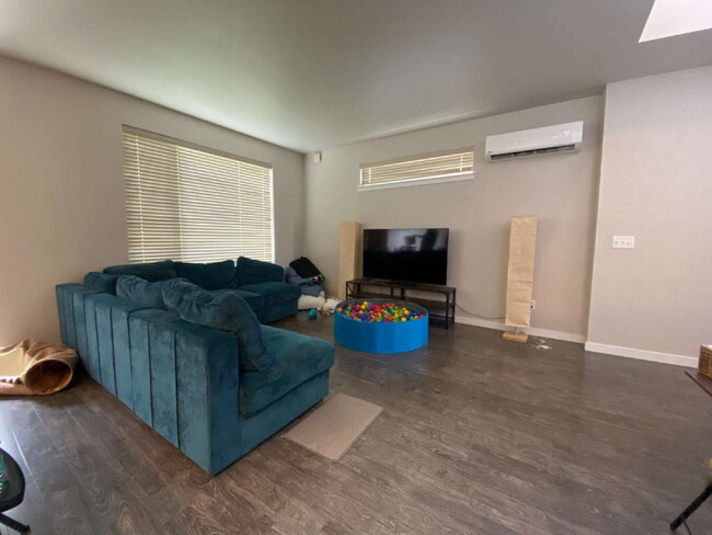 Foto del edificio - Modern 3-bedroom with Fully Fenced Yard