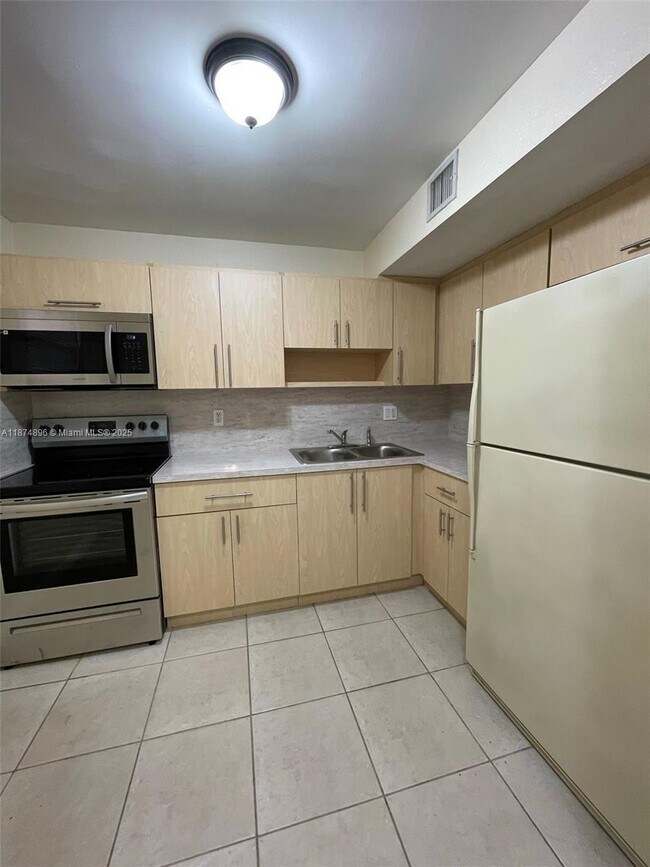 Foto del edificio - 4215 N University Dr