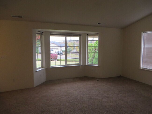 Foto del edificio - 370 Rolling Hills Rd
