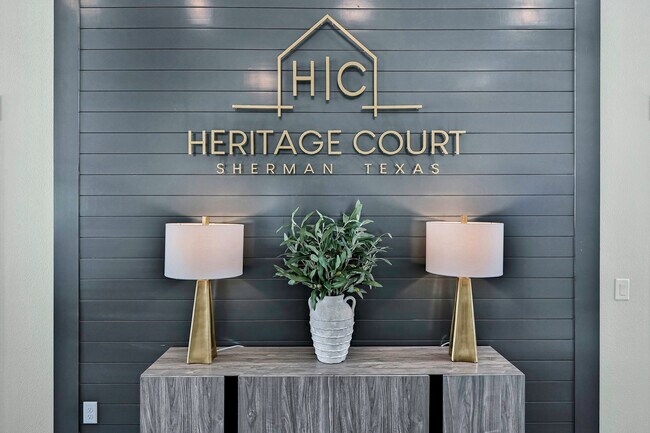 ¡Bienvenido a su nuevo hogar! - Heritage Court Luxury Townhomes *Now Open
