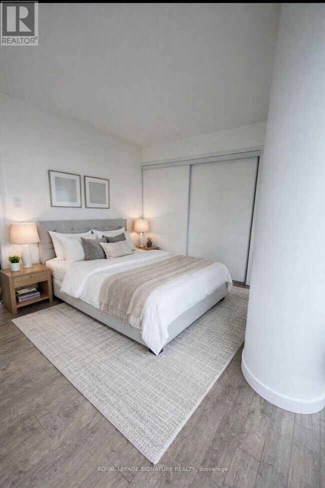 Photo du bâtiment - 705-4k Spadina Ave.