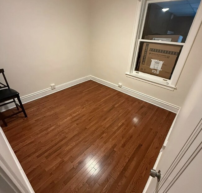 Foto del edificio - Spacious 3BR Apartment in Oak Park – 1,300...